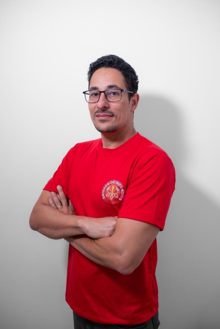 Henrique Santos em atuação com brigada de incêndio